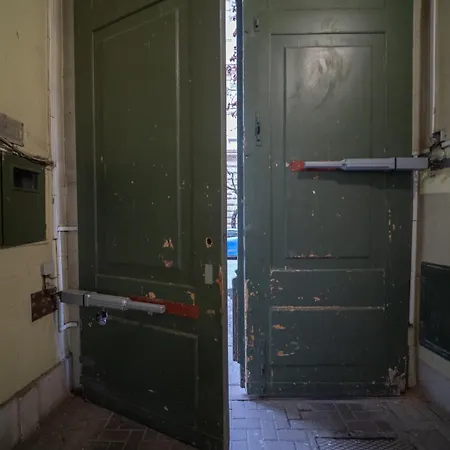Deak Center Апартаменты *