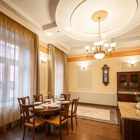 Deak Center Апартаменты